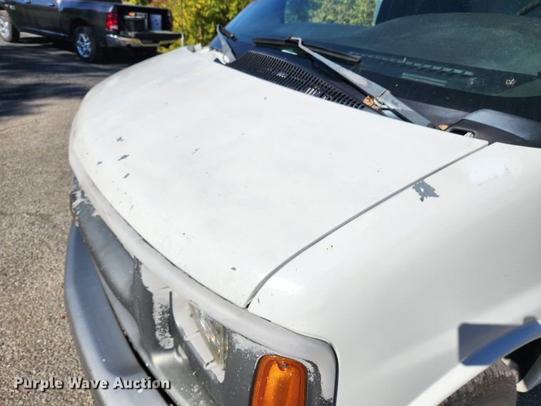 image for item MK9500 2002 Chevrolet Express G3500  box truck