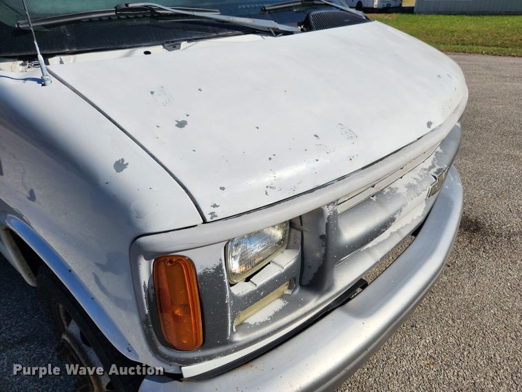 image for item MK9500 2002 Chevrolet Express G3500  box truck