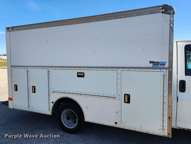 image for item MK9500 2002 Chevrolet Express G3500  box truck