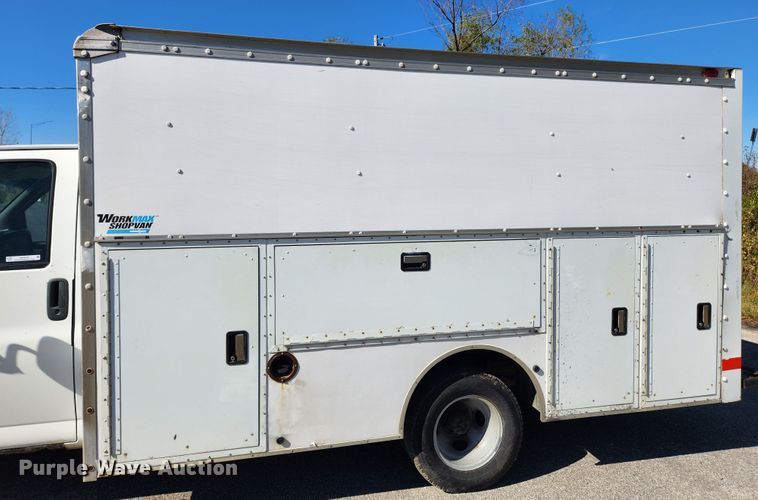 image for item MK9500 2002 Chevrolet Express G3500  box truck