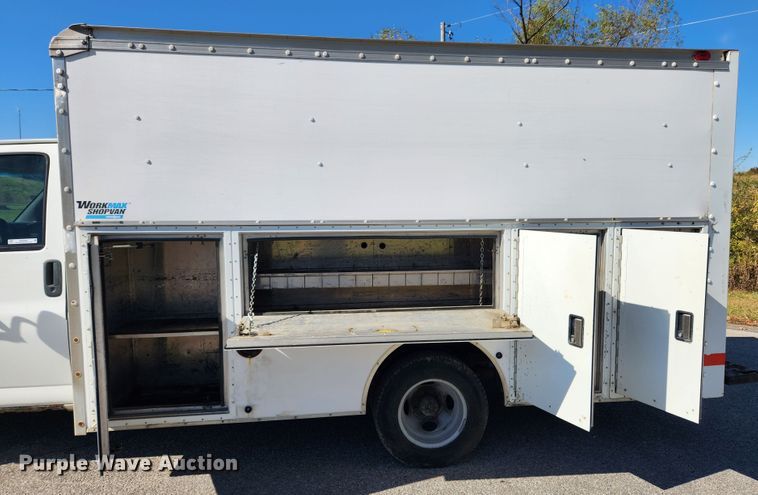 image for item MK9500 2002 Chevrolet Express G3500  box truck