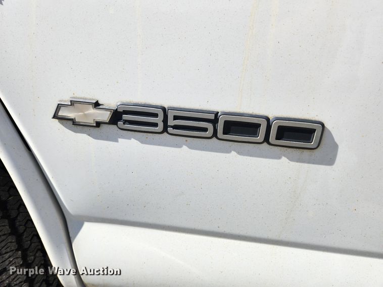 image for item MK9500 2002 Chevrolet Express G3500  box truck