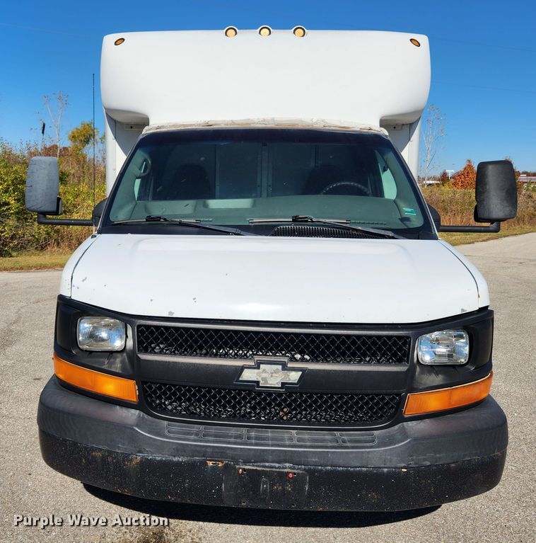 image for item MK9501 2005 Chevrolet Express G3500  box truck
