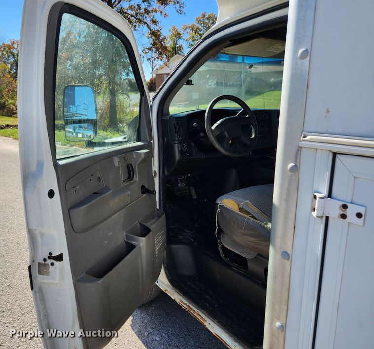 image for item MK9501 2005 Chevrolet Express G3500  box truck