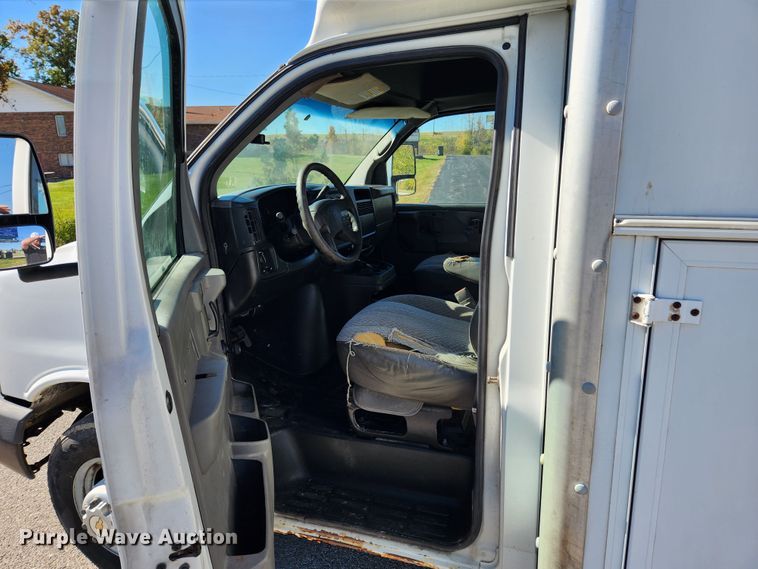 image for item MK9501 2005 Chevrolet Express G3500  box truck