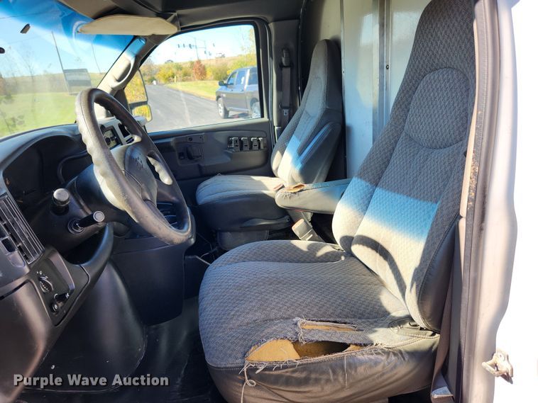 image for item MK9501 2005 Chevrolet Express G3500  box truck