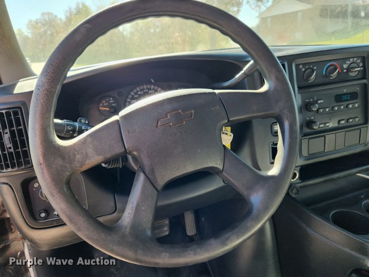 image for item MK9501 2005 Chevrolet Express G3500  box truck