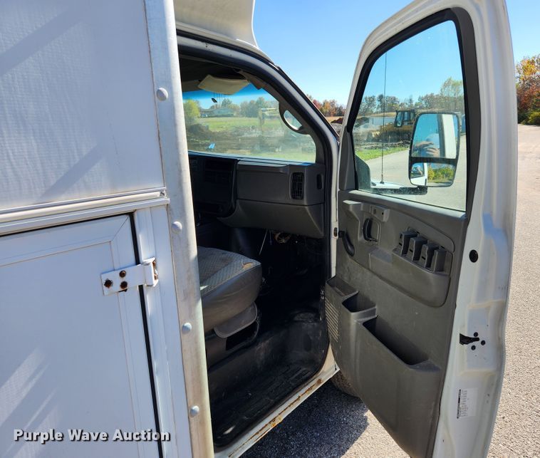 image for item MK9501 2005 Chevrolet Express G3500  box truck