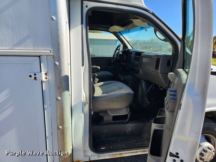 image for item MK9501 2005 Chevrolet Express G3500  box truck