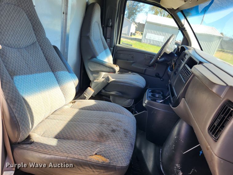 image for item MK9501 2005 Chevrolet Express G3500  box truck