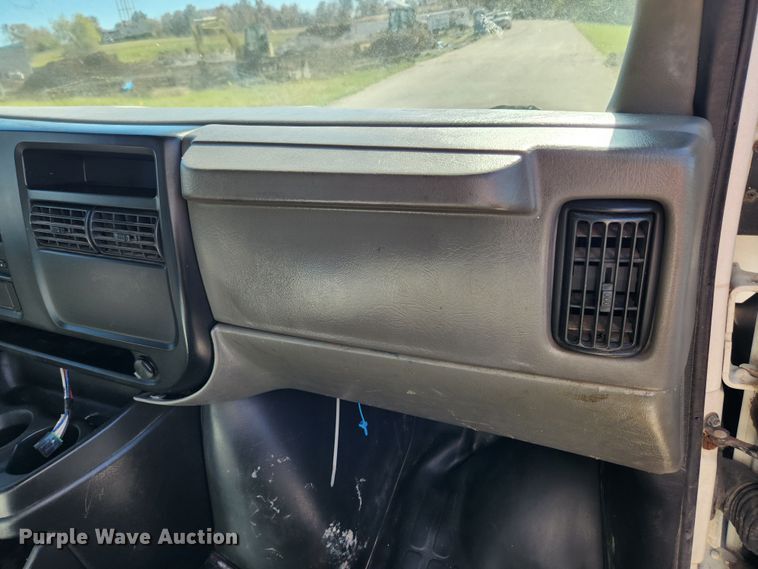 image for item MK9501 2005 Chevrolet Express G3500  box truck