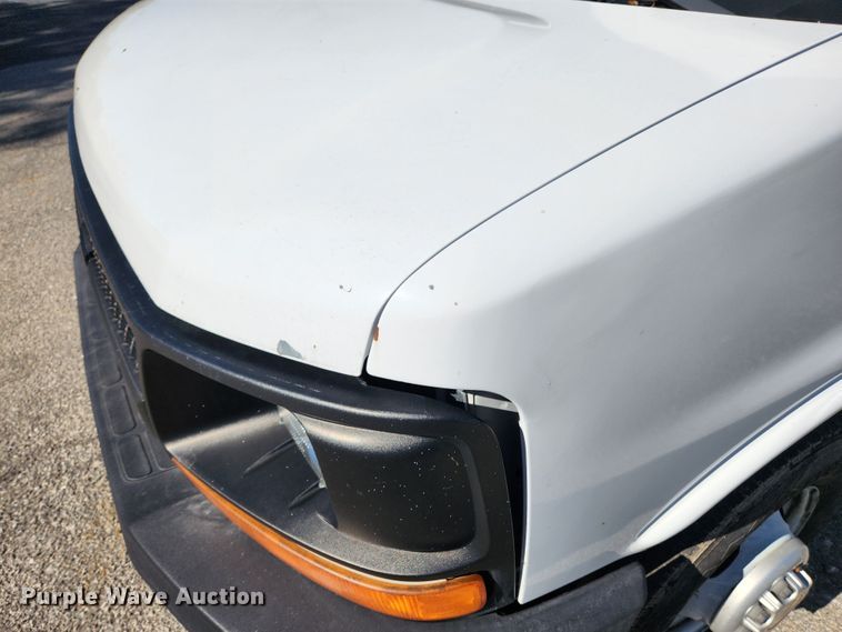 image for item MK9501 2005 Chevrolet Express G3500  box truck