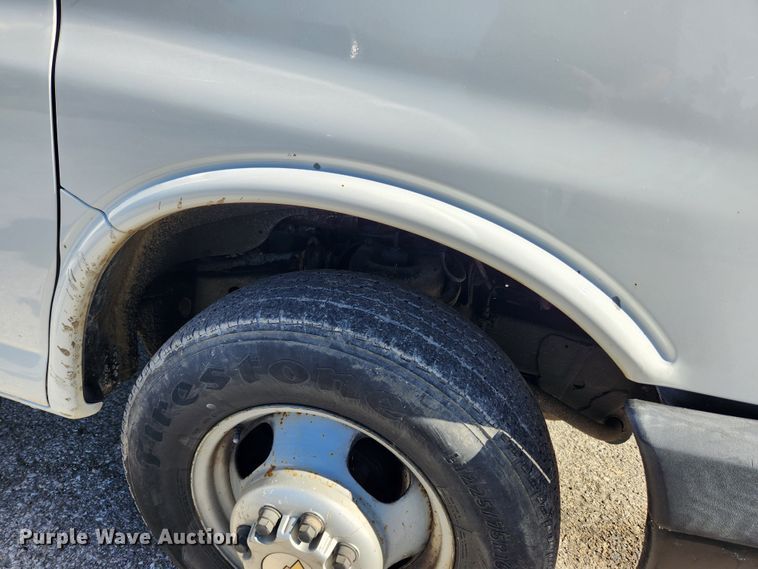 image for item MK9501 2005 Chevrolet Express G3500  box truck