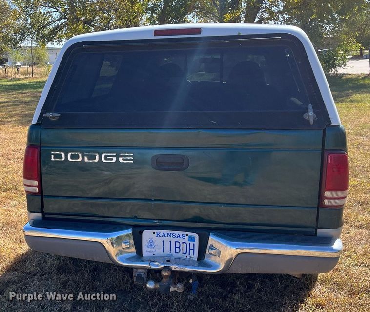 image for item MN9323 1997 Dodge Dakota  Club Cab pickup truck