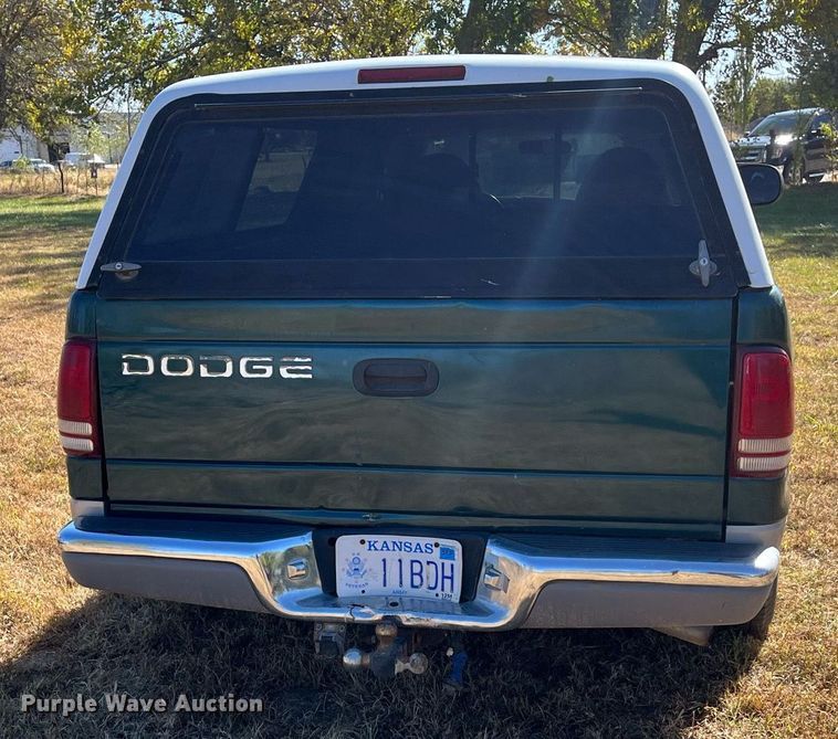 image for item MN9323 1997 Dodge Dakota  Club Cab pickup truck