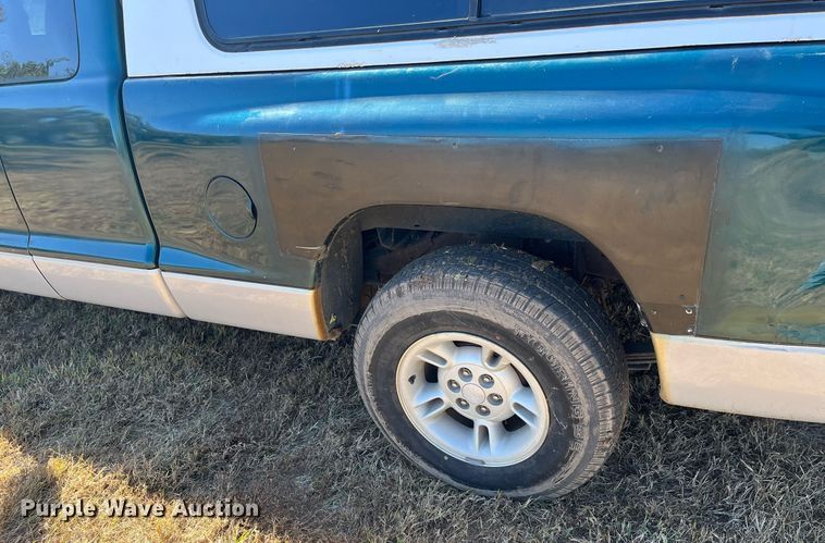 image for item MN9323 1997 Dodge Dakota  Club Cab pickup truck