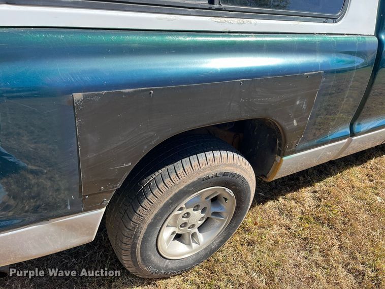 image for item MN9323 1997 Dodge Dakota  Club Cab pickup truck