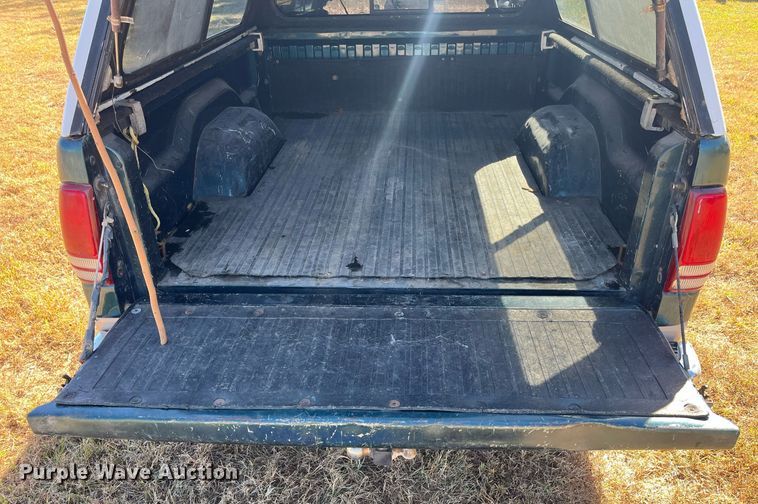 image for item MN9323 1997 Dodge Dakota  Club Cab pickup truck