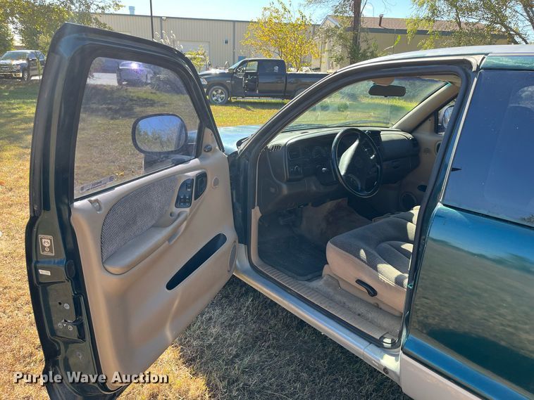 image for item MN9323 1997 Dodge Dakota  Club Cab pickup truck