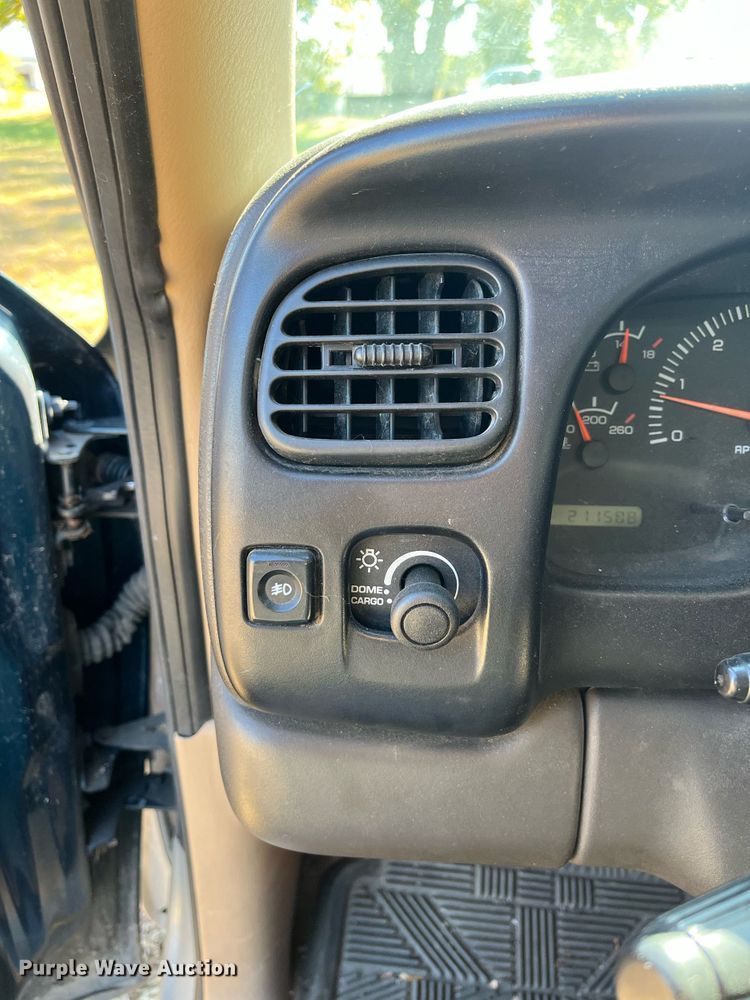 image for item MN9323 1997 Dodge Dakota  Club Cab pickup truck