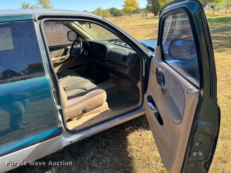 image for item MN9323 1997 Dodge Dakota  Club Cab pickup truck