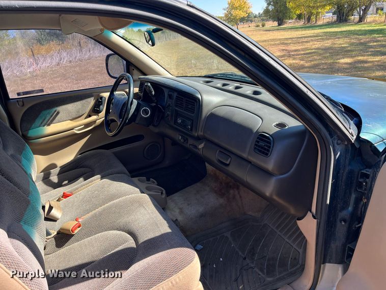 image for item MN9323 1997 Dodge Dakota  Club Cab pickup truck