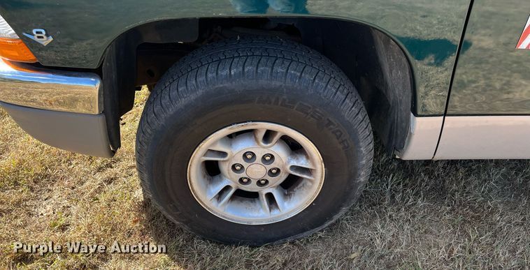 image for item MN9323 1997 Dodge Dakota  Club Cab pickup truck