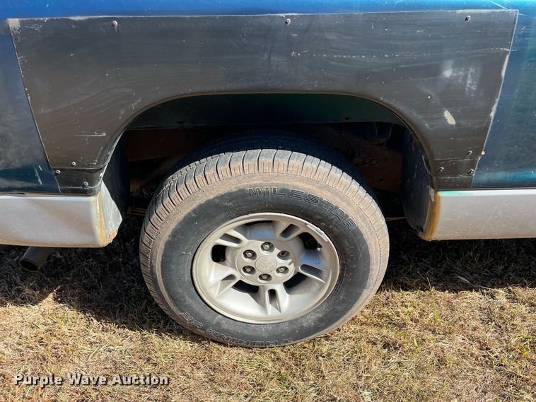 image for item MN9323 1997 Dodge Dakota  Club Cab pickup truck