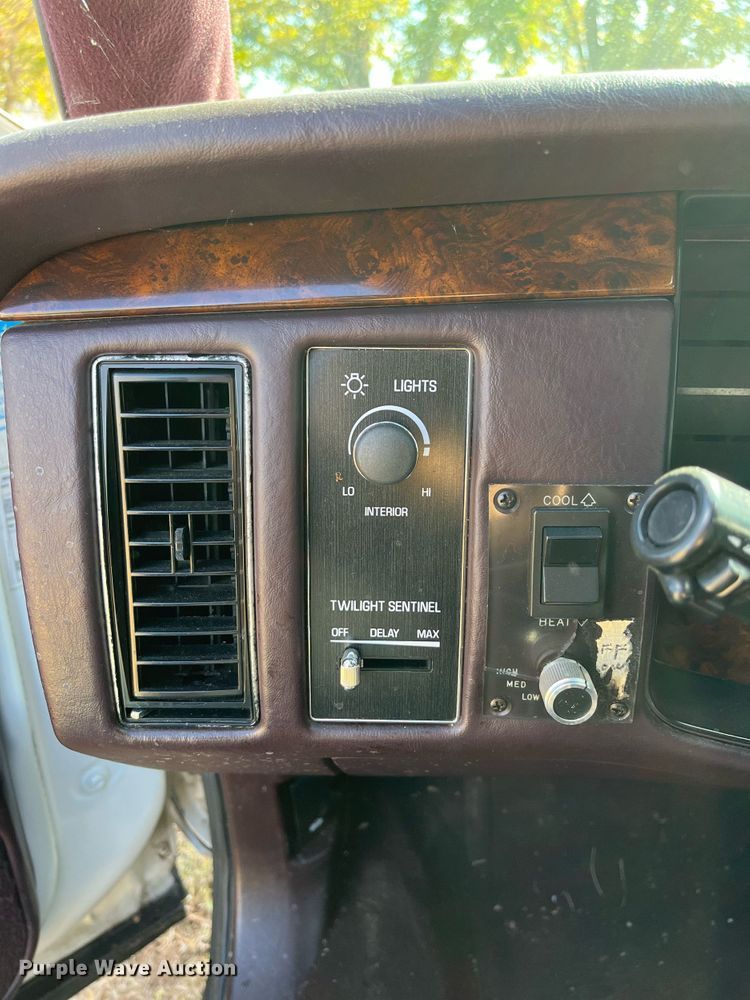 image for item MN9324 1995 Cadillac Fleetwood  limousine