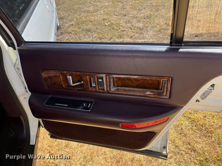 image for item MN9324 1995 Cadillac Fleetwood  limousine