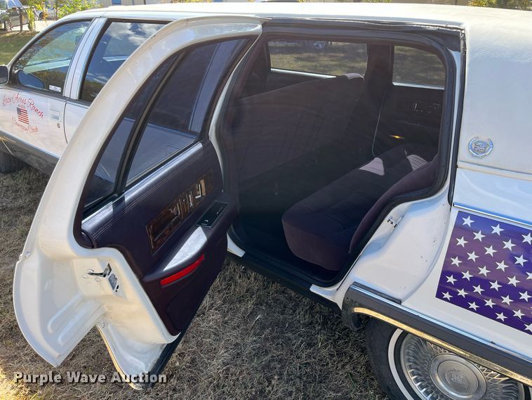 image for item MN9324 1995 Cadillac Fleetwood  limousine