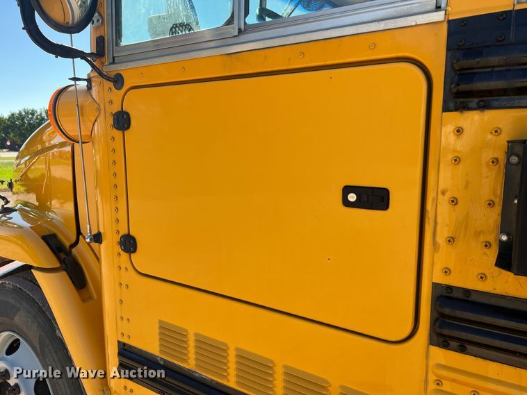 image for item MR9837 2005 Freightliner  school bus
