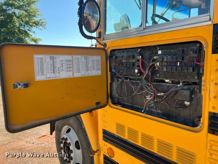 image for item MR9837 2005 Freightliner  school bus