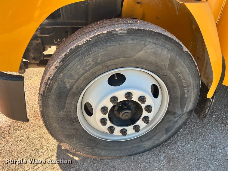 image for item MR9837 2005 Freightliner  school bus