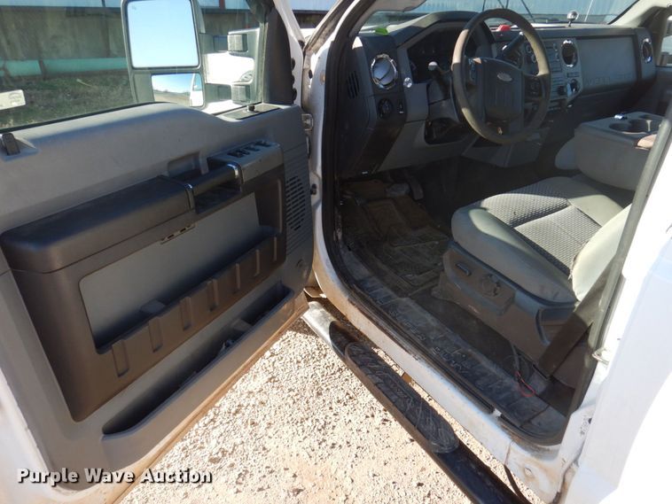 image for item MW9322 2013 Ford F350 Super Duty XLT  Crew Cab pickup truck