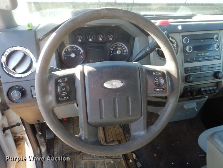 image for item MW9322 2013 Ford F350 Super Duty XLT  Crew Cab pickup truck