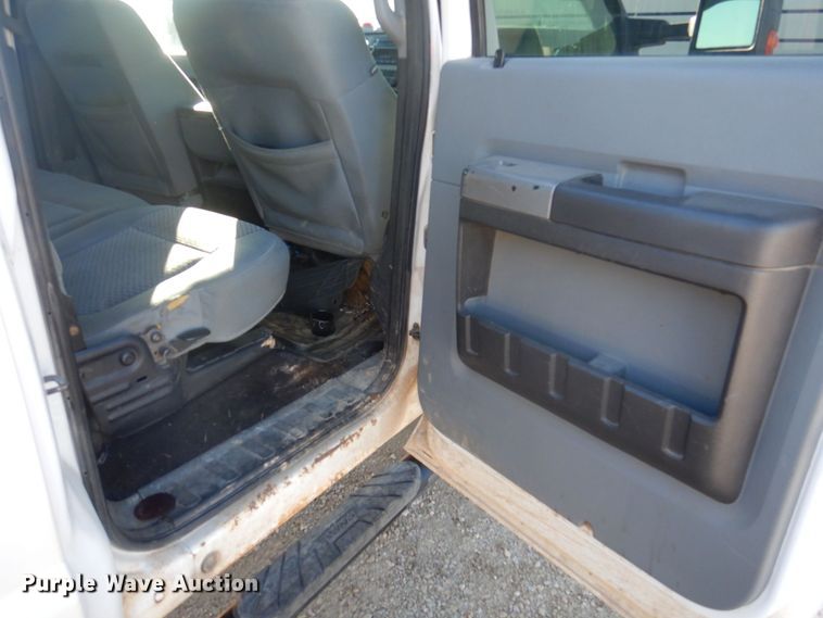 image for item MW9322 2013 Ford F350 Super Duty XLT  Crew Cab pickup truck