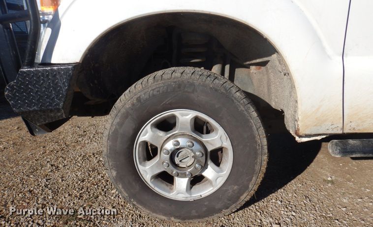 image for item MW9322 2013 Ford F350 Super Duty XLT  Crew Cab pickup truck