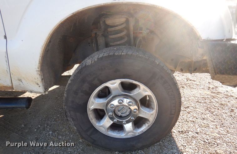 image for item MW9322 2013 Ford F350 Super Duty XLT  Crew Cab pickup truck