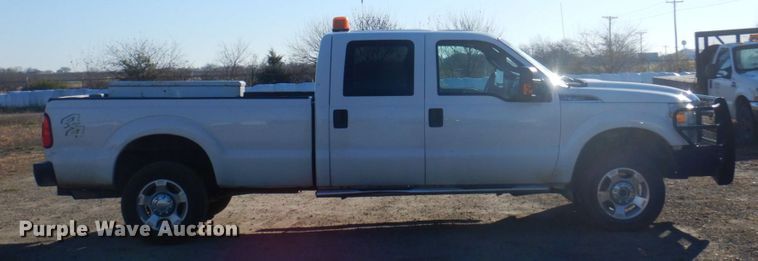 image for item MW9323 2013 Ford F350 Super Duty XLT  Crew Cab pickup truck