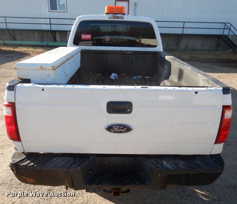 image for item MW9323 2013 Ford F350 Super Duty XLT  Crew Cab pickup truck