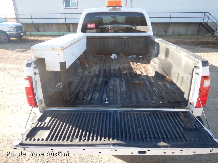 image for item MW9323 2013 Ford F350 Super Duty XLT  Crew Cab pickup truck