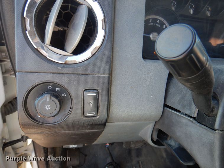 image for item MW9323 2013 Ford F350 Super Duty XLT  Crew Cab pickup truck