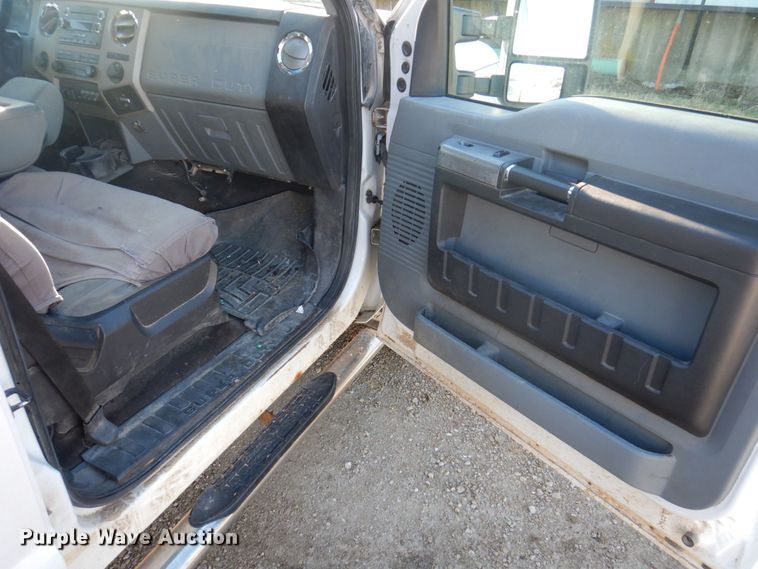 image for item MW9323 2013 Ford F350 Super Duty XLT  Crew Cab pickup truck