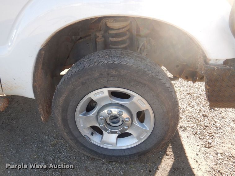 image for item MW9323 2013 Ford F350 Super Duty XLT  Crew Cab pickup truck