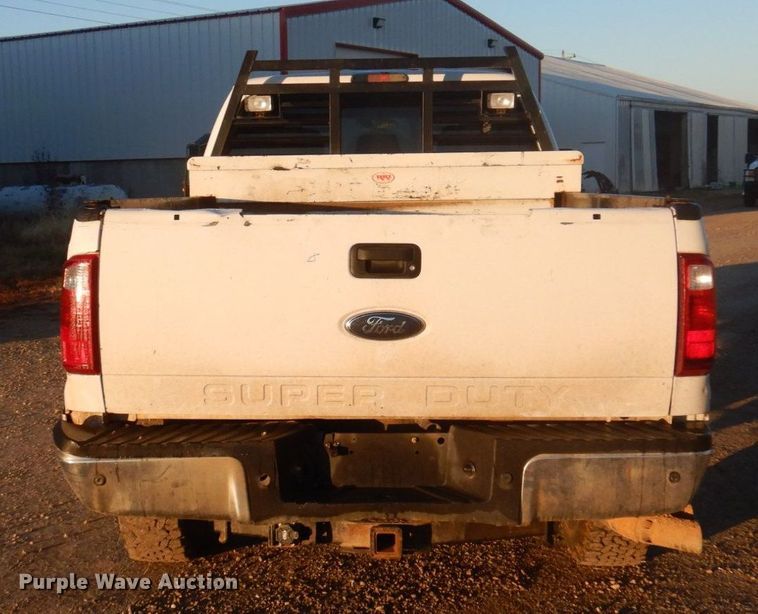 image for item MW9324 2011 Ford F350 Super Duty XLT  Crew Cab pickup truck
