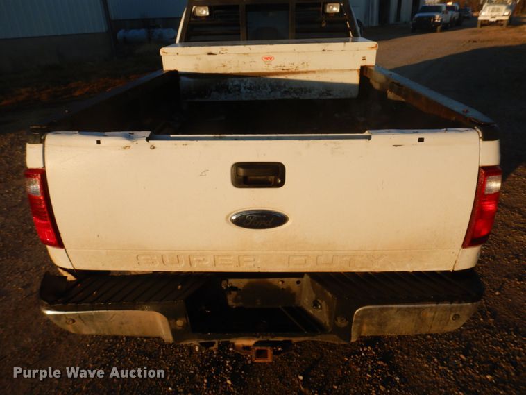 image for item MW9324 2011 Ford F350 Super Duty XLT  Crew Cab pickup truck