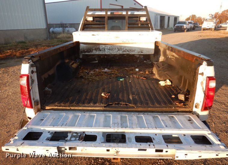 image for item MW9324 2011 Ford F350 Super Duty XLT  Crew Cab pickup truck