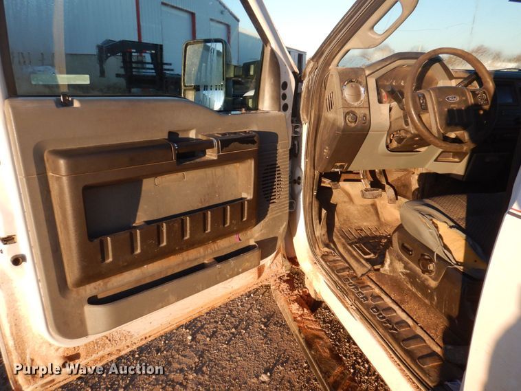 image for item MW9324 2011 Ford F350 Super Duty XLT  Crew Cab pickup truck