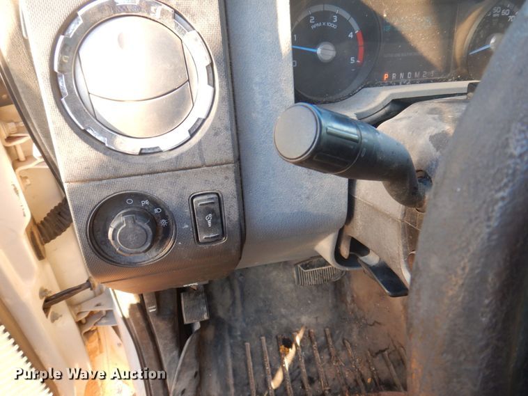 image for item MW9324 2011 Ford F350 Super Duty XLT  Crew Cab pickup truck